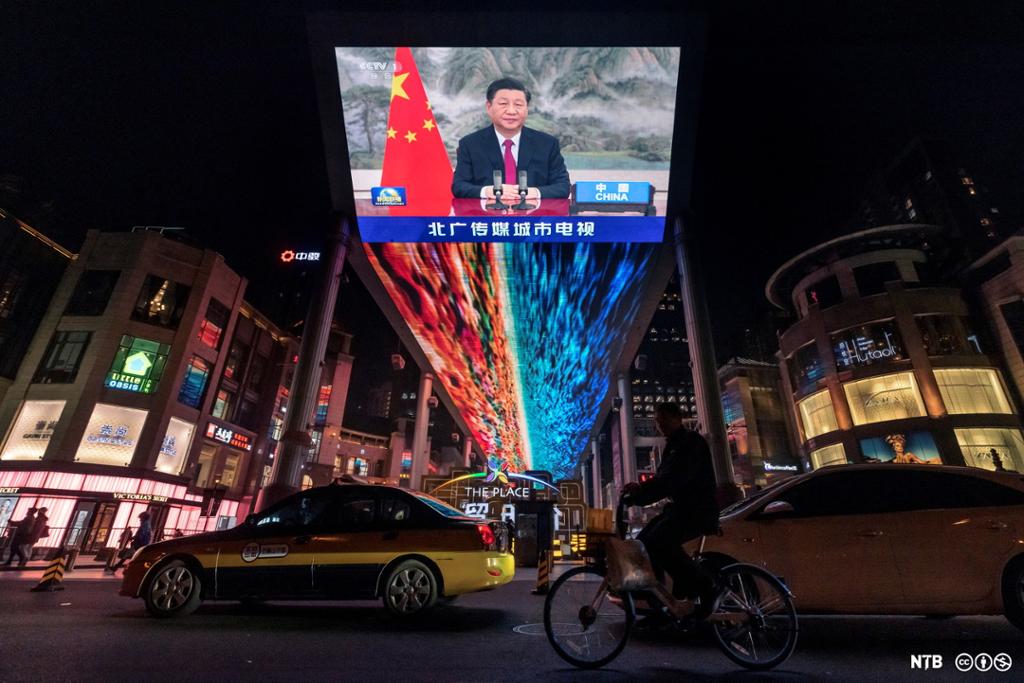 En skjerm viser en nyhetssending fra det statlige TV-selskapet CCTV, der Kinas president Xi Jinping henvender seg til verdens ledere på G20-møtet i Roma via videolink på et kjøpesenter i Beijing. Foto.