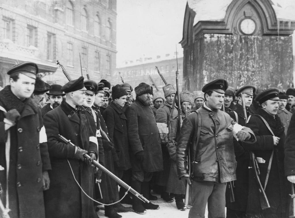 Folkemengd med væpna opprørarar i Russland i 1917. Foto.