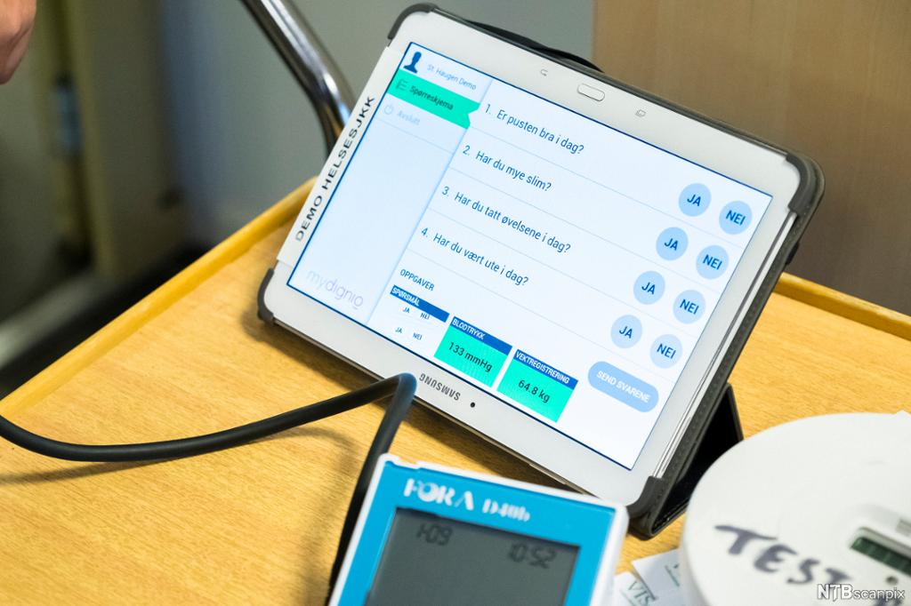 Nettbrett som kan vise resultat frå blodtrykksmåling automatisk, og der brukarane sjølve kan leggje inn informasjon om velværet sitt. Foto.