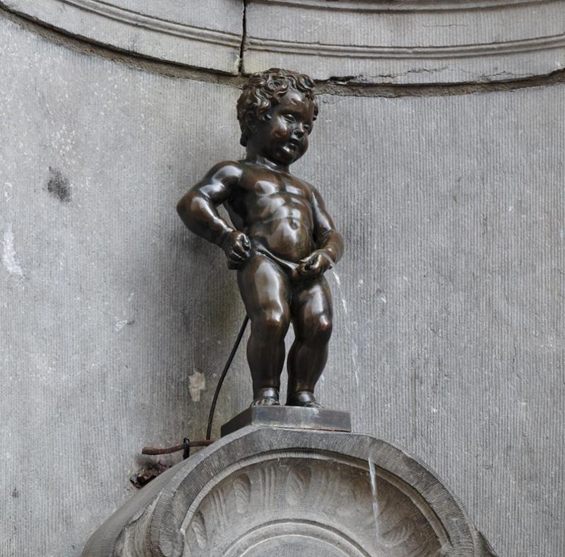 Statue av liten gutt som står og tisser. Foto