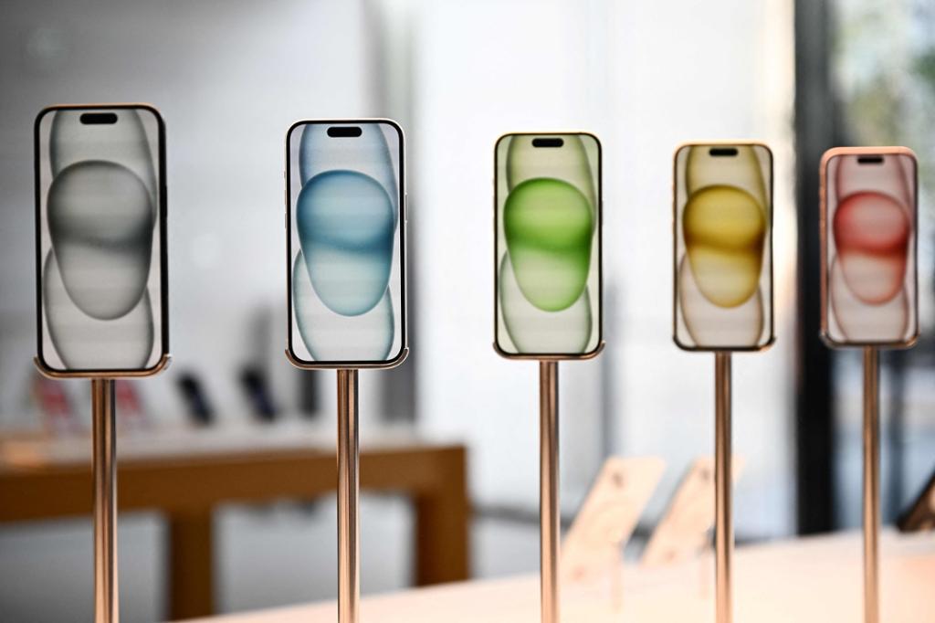 Fem mobiltelefoner utstilt ved siden av hverandre – en grå, en blå, en grønn, en gul og en rød. Foto.