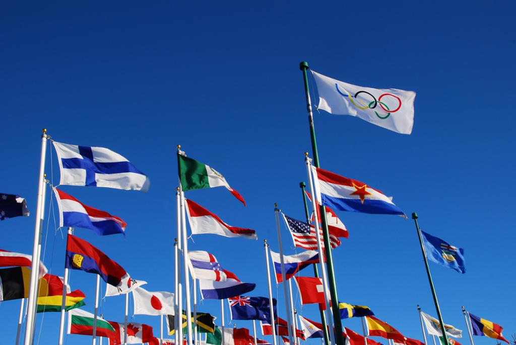 OL-flagget og internasjonale flagg. Foto.