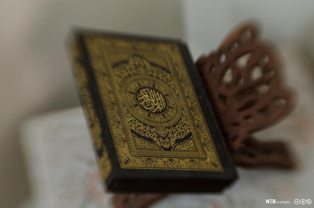 Bok med ornament og arabisk skrift på eit stativ. Foto.