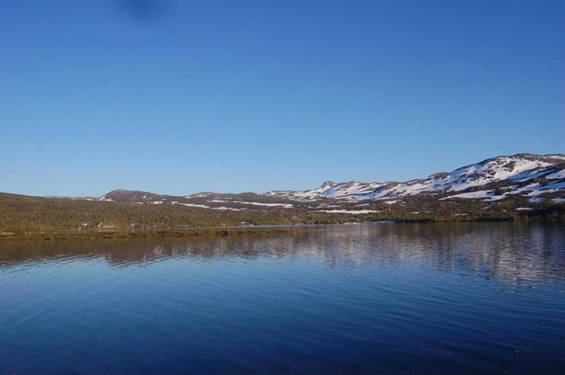 Innsjø i fjellandskap. Foto.