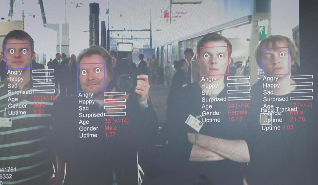 På en dataskjerm ser vi et bilde av fire personer og opplysninger om sinnstilstand, alder, kjønn og høyde basert på digital analyse av kropp og ansikt. Foto.