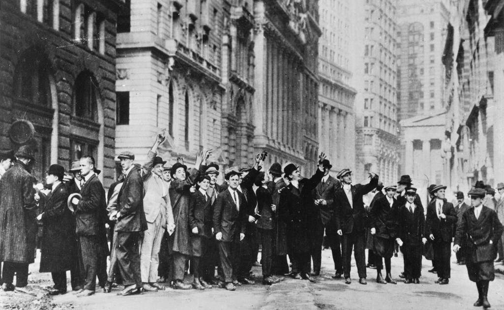 Ei mengde menn i ei uryddig rekke på Wall-Street. Kroppsspråket til dei fleste vitnar om uro. Svart-kvitt-foto.