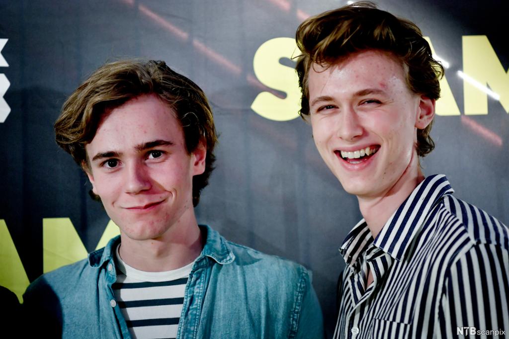 To smilende gutter i tenårene. Foto.