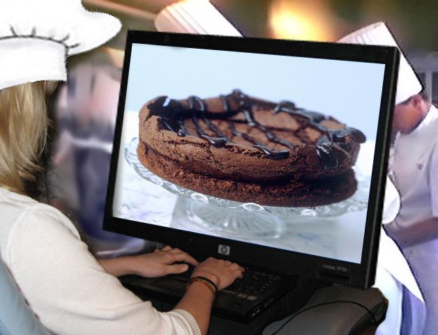 Ein kokk har lasta opp eit stort bilete av ei sjokoladekake på ei datamaskin. Foto.