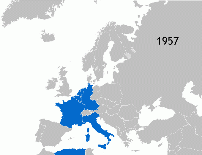 Animated map: map of Europe. Countries joining the EU are shown in blue, the others in grey. Photo. 
