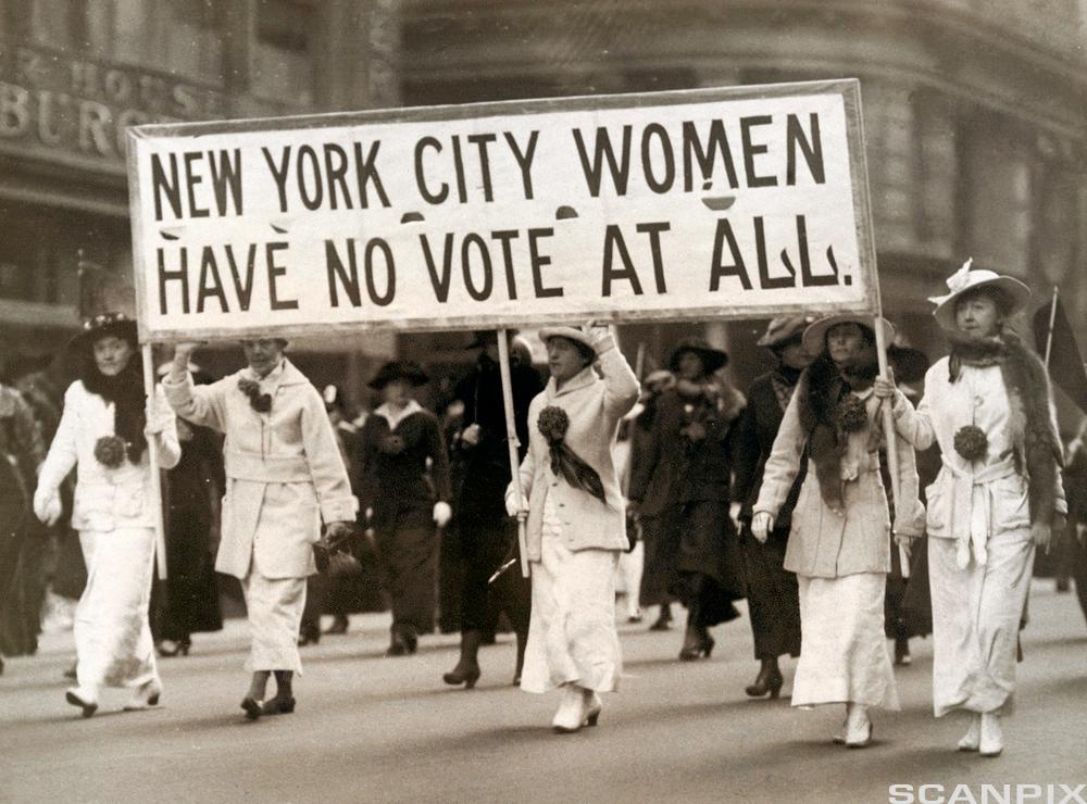 Women dressed in white demonstrating for the right to vote. Photo. 