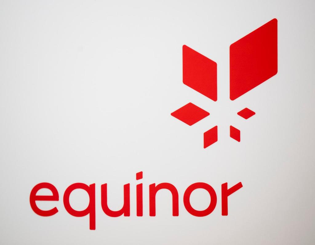 Seks raude firkantar i ulike storleikar spegla rundt eit senter, saman med teksten equinor. Logo.