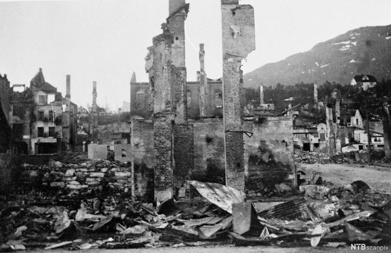 Narvik etter tysk flyangrep 1. juni 1940. Byen i ruiner, utbrente hus. Foto.