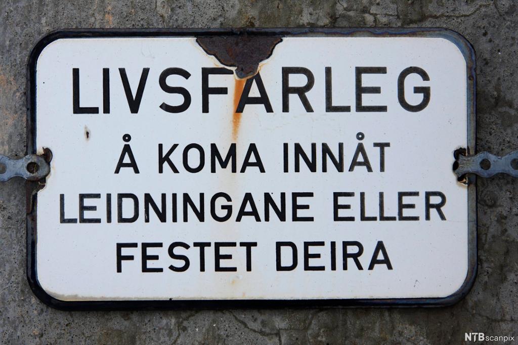 Eldre emaljeskilt med advarsel på nynorsk. Foto. 