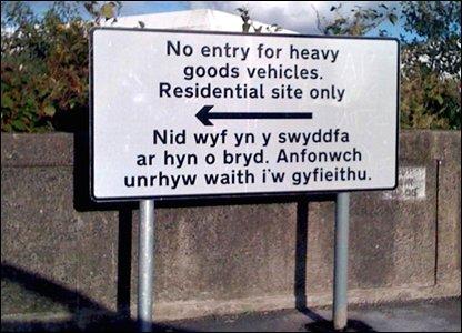 Welsh traffic sign. Photo.