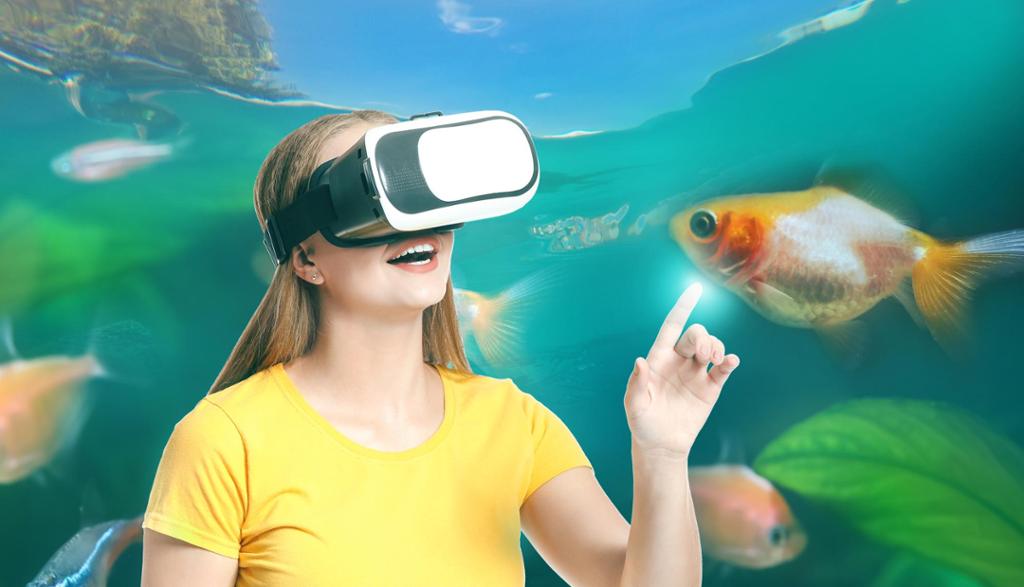 Jente med VR-briller opplever at fiskar sym rundt ho. Illustrasjon.