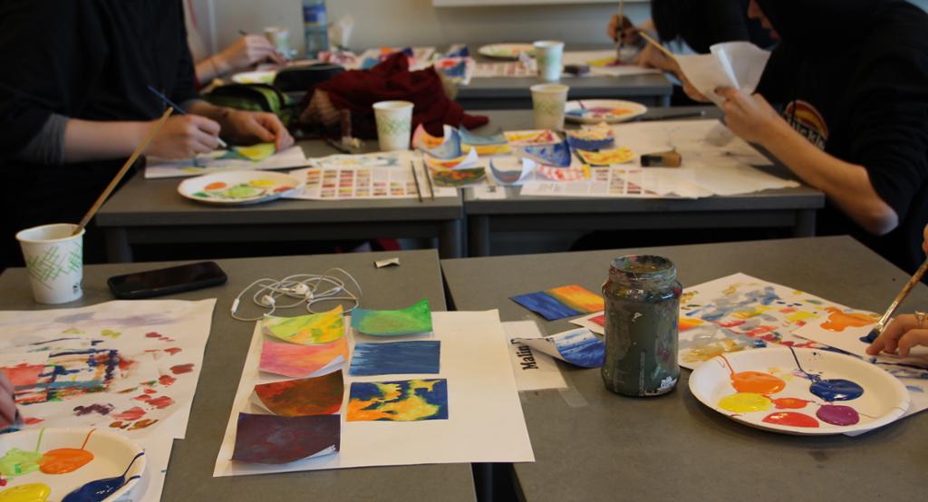 Elever maler abstrakte fargekomposisjoner. Foto.