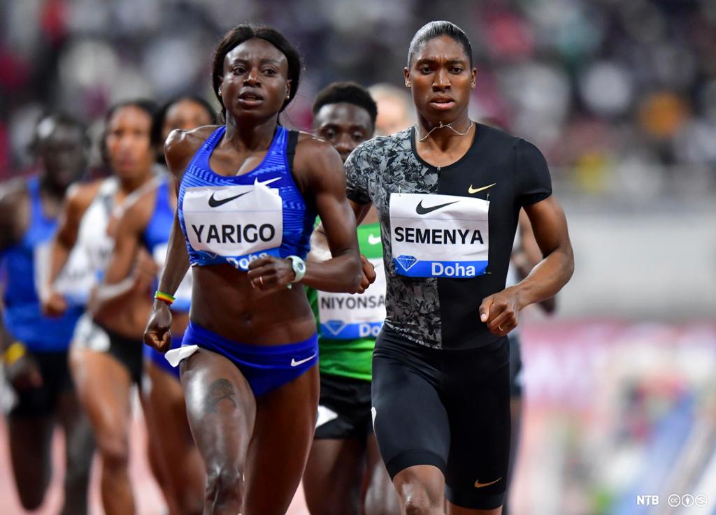 Kvinnelege friidrettsløparar som løper på ein bane. Foto