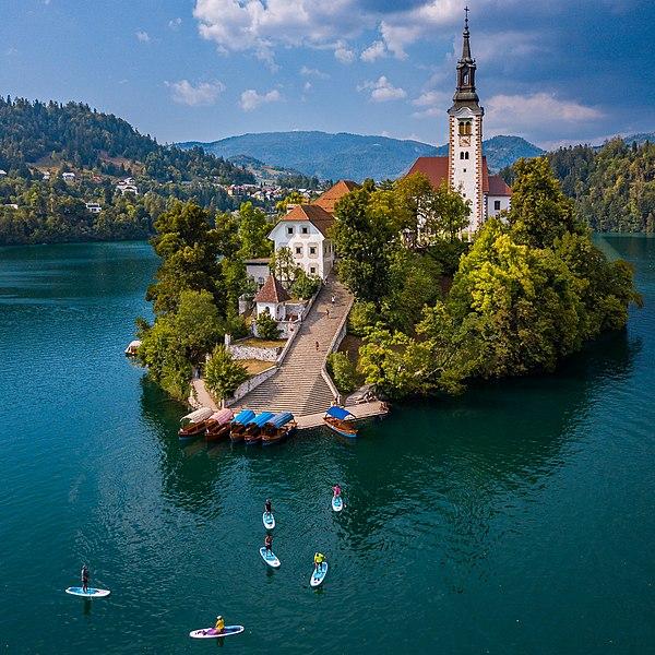 Fotografi av øya Bled i innsjøen Bled i Slovenia.