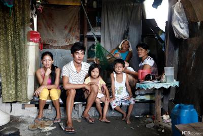 En familie i hjemmet sitt i slummen i Manila, Filippinene. Foto.
