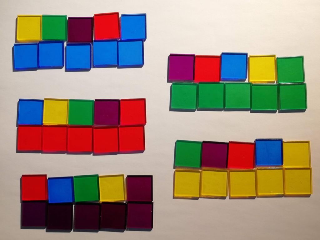 50 tellebrikker gruppert i fem grupper som igjen er gruppert i par. Det er fem ulike farger, og det er 25 ulike måter å gruppere på. Foto.