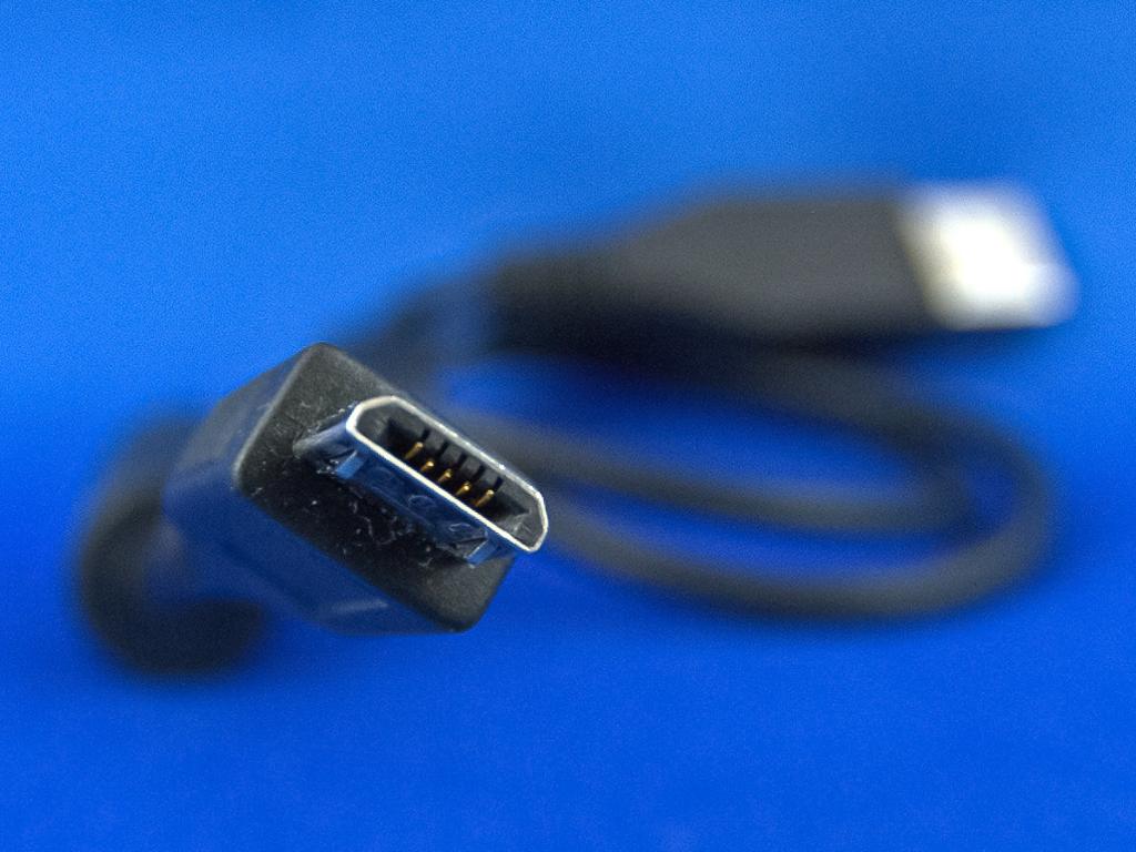 Nærbilde av ein USB micro-B han kontakt. Foto