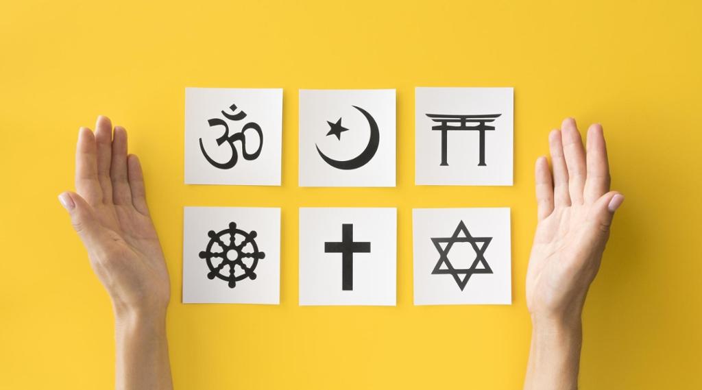 Seks religiøse symbol på kvar sin lapp med to armar på kvar side. Foto. 
