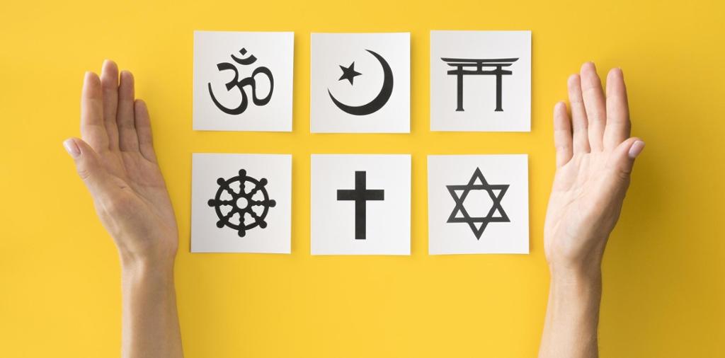 Seks religiøse symbol på kvar sin lapp med to armar på kvar side. Foto. 