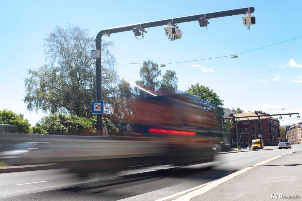 Biler passerer en ny bomstasjon i Oslo i 2019. Foto. 