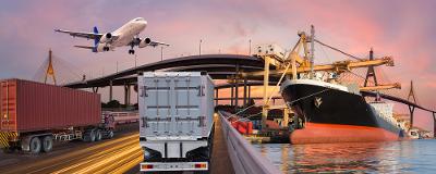 Mange ulike former for transport er satt sammen i en kollasj: lastebiler på en motorvei, et lasteskip på en konteinerhavn og et fly. Fotokollasj.