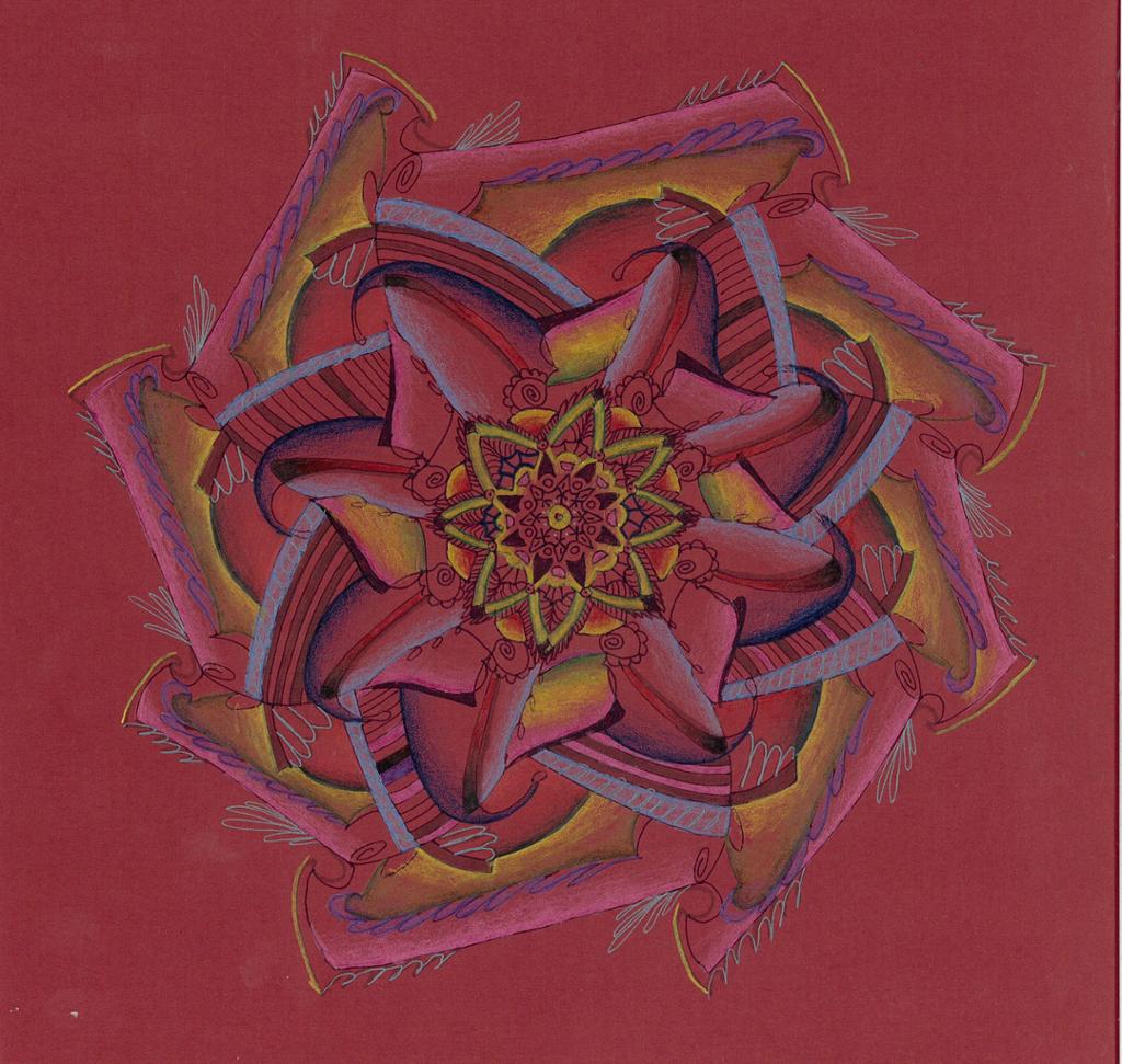 Mandala tegnet med fargeblyanter og penn på mørkerød kartong. Illustrasjon.