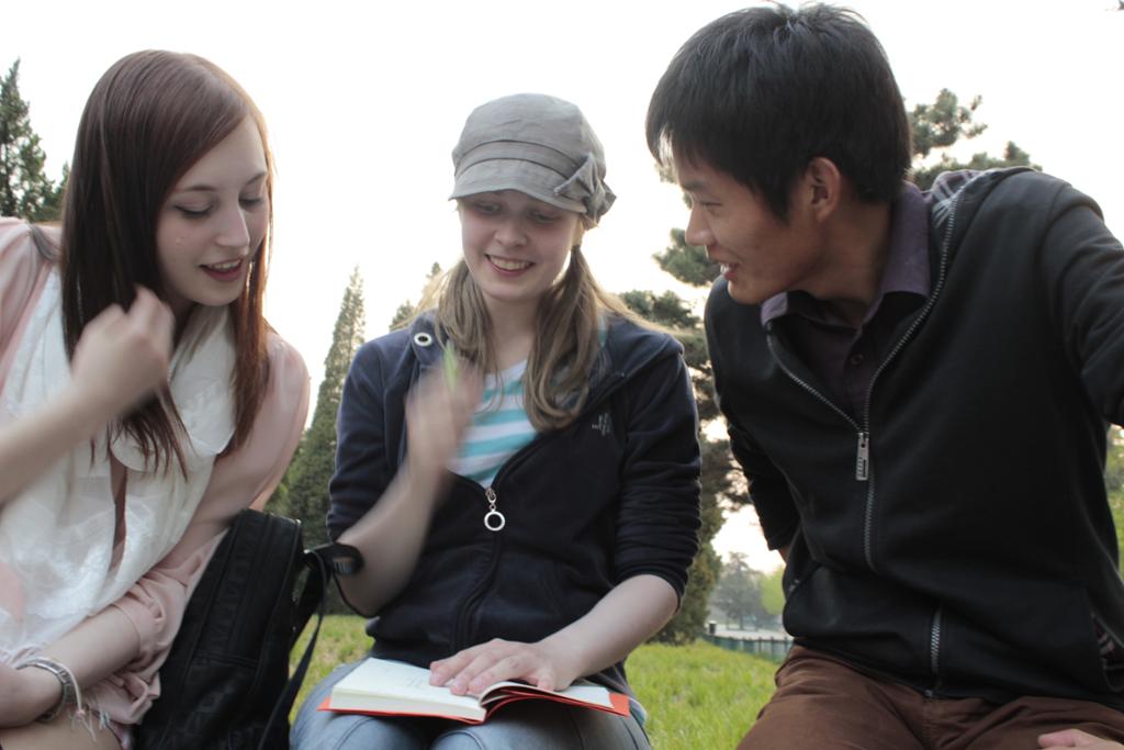 Norske elevar pratar med ein kineser. Foto. 