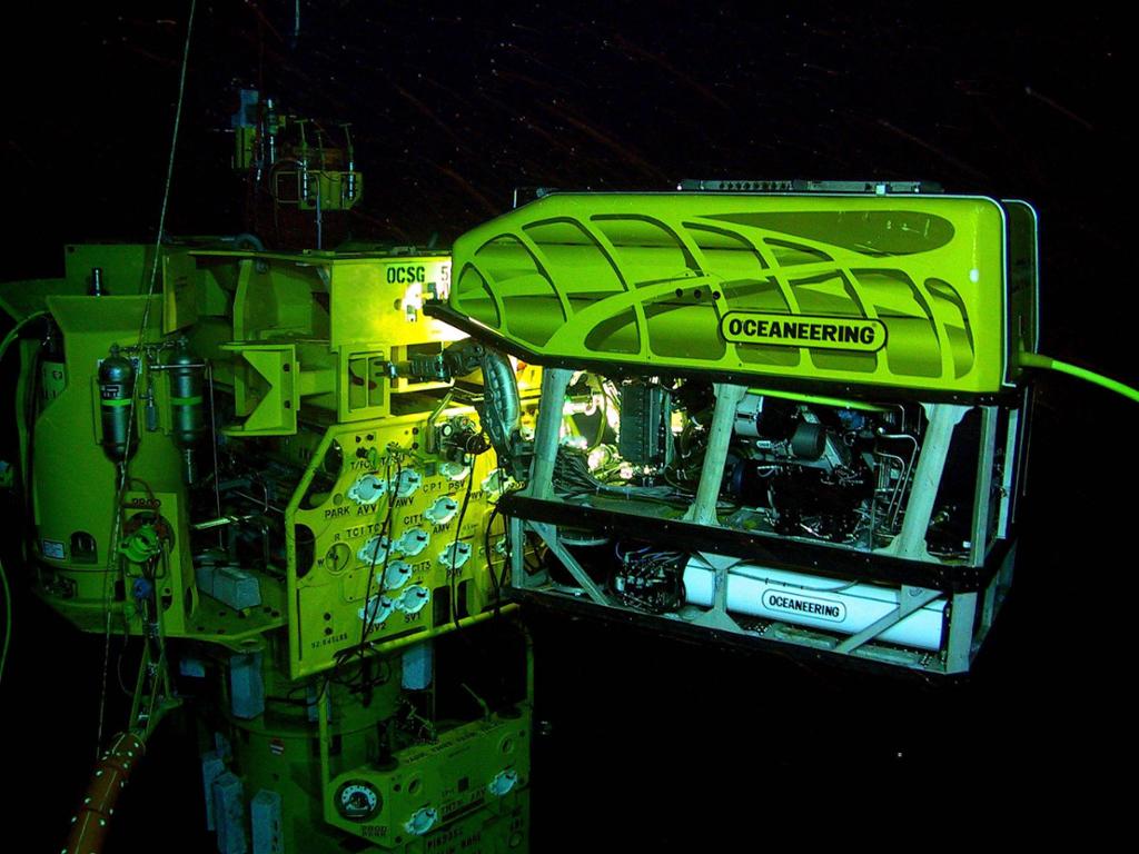 Bildet viser en undervannsrobot som opererer styringspanelet på et havbunnsinstallert ventiltre. Foto.