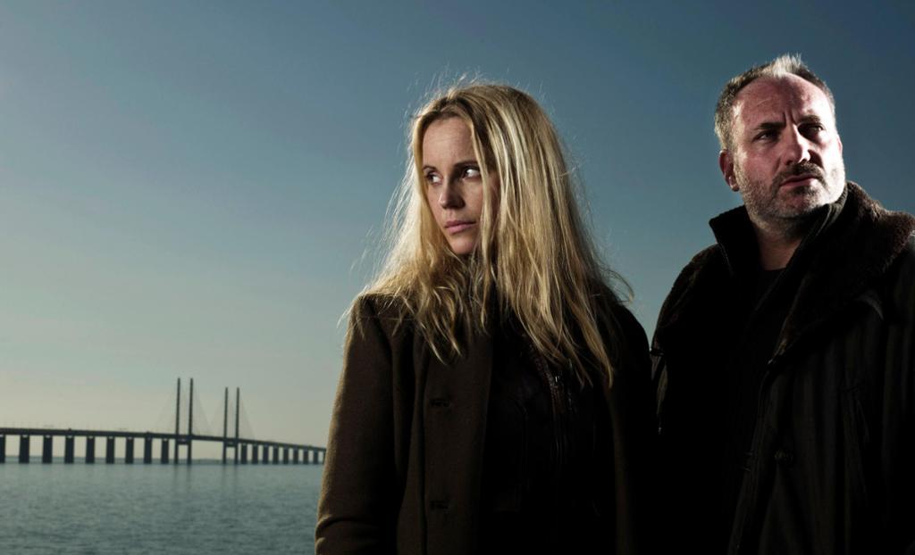 Bilete frå TV-serien Broen med skodespelarane Sofia Helin og Kim Bodnia i framgrunnen og Øresundbrua i bakgrunnen. Foto.