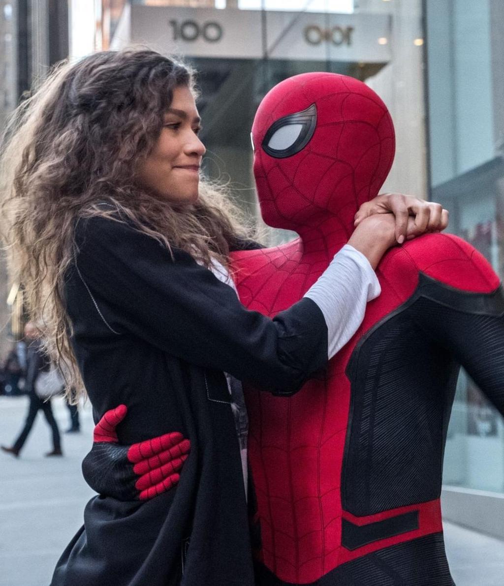Spider-Man holder en kvinne i armene. Foto.