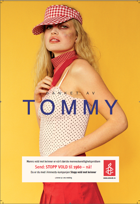 Reklameplakat for Amnesty med tittelen "Banket av Tommy". Hovedmotivet er en kvinne med blåmerker i ansiktet. Reklameplakat.