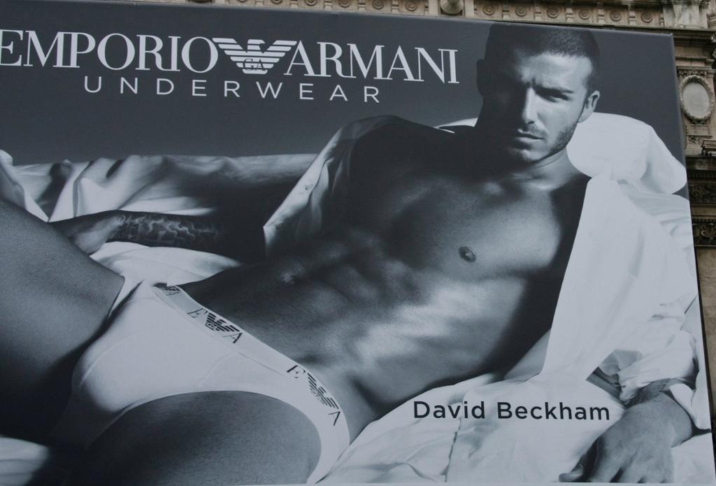 Fotballspiller David Backham poserer i truse på stor reklameplakat. Foto.