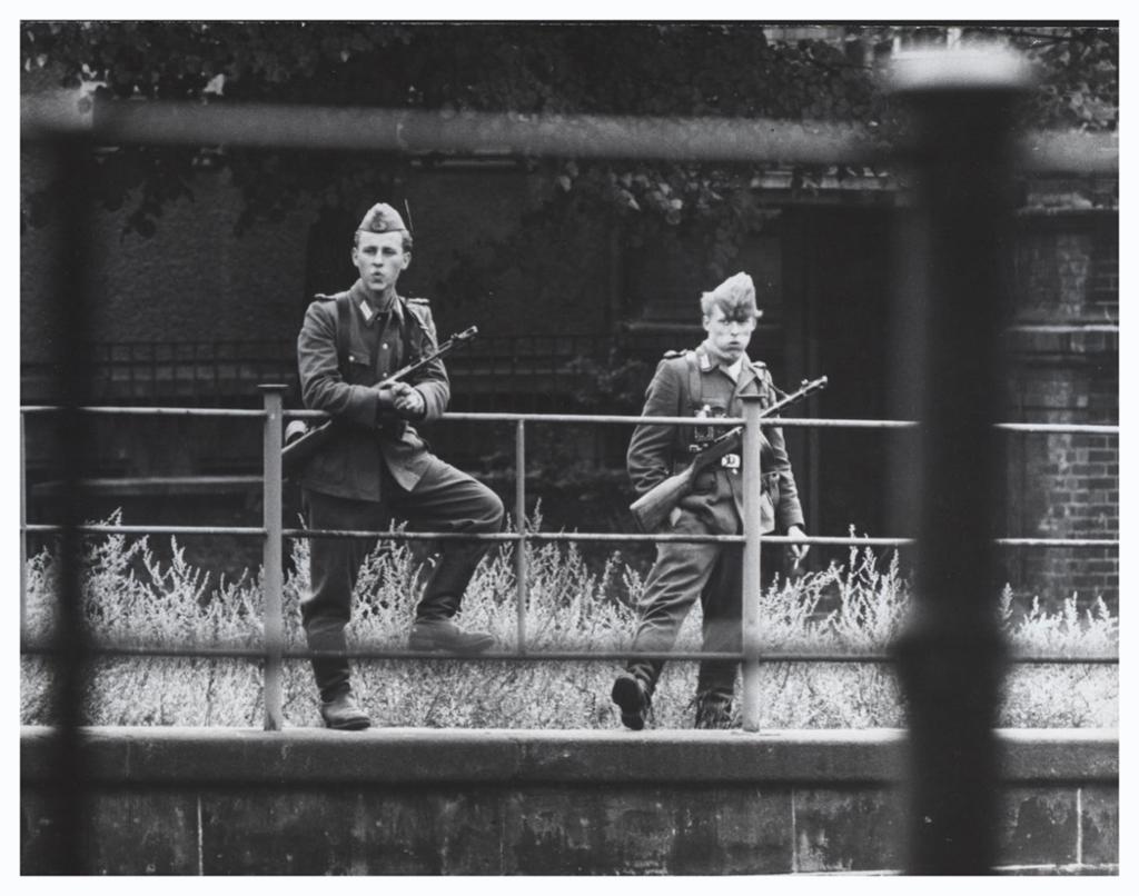Bevæpnet politi og bevæpnede soldater vokter grensen til Østberlin i 1961. Bilde.