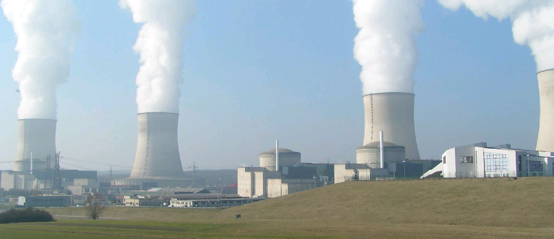 Atomkraftverk i naturen vår. foto.