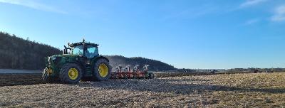 Traktor som kjører plog på et jorde. Foto. 