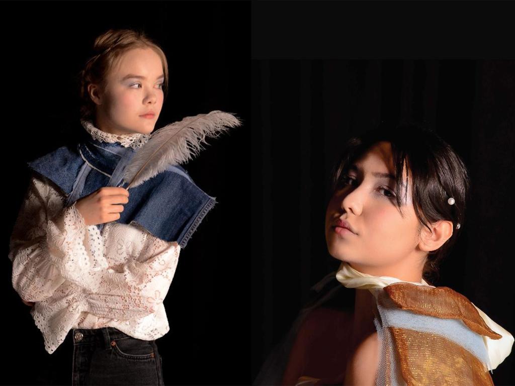 To unge damer har på seg ein skulpturell krage laga i tekstil. Portretta er lyssette mot ein mørk bakgrunn. Dette skapar ein kontrast som gir biletet ei dramatisk stemning. Foto.