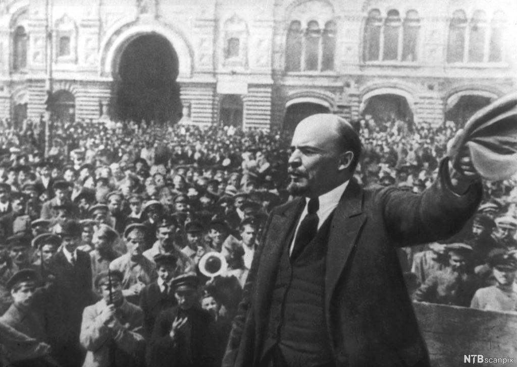 Vladimir Lenin framfor ei folkemengd på Den raude plass i Moskva under den russiske revolusjonen i oktober 1917. Foto.