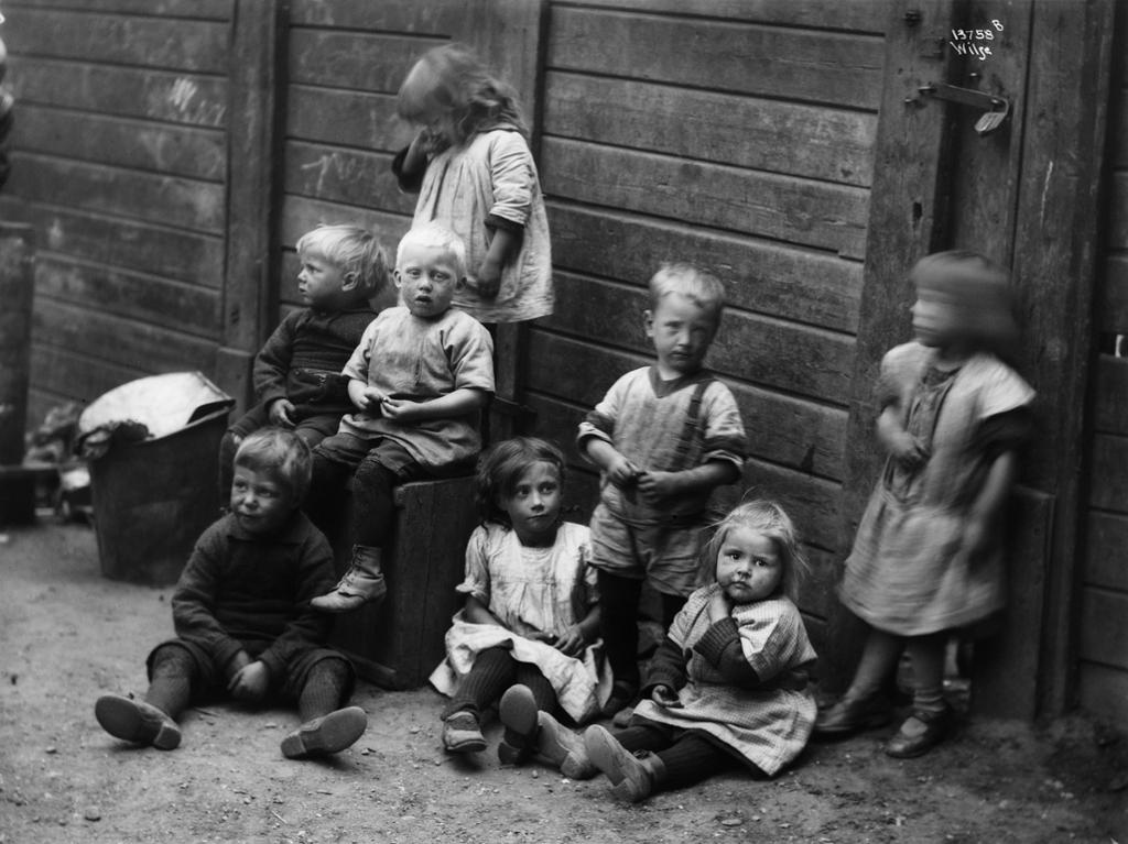 Barn i bakgården på en såkalt gråbeingård på Tøyen i Oslo på slutten av 1920-tallet. Foto.
