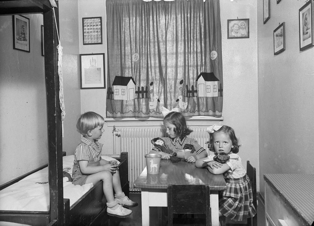 Barn på barnerom på Frogner i Oslo i 1947. To jenter og en gutt. Svart-hvitt Foto.