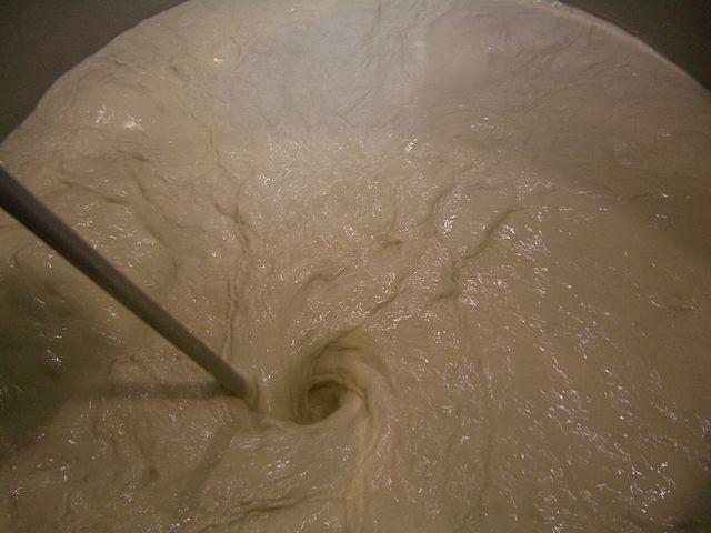 Bildet viser beige borevæske som blandes i en tank. Foto.