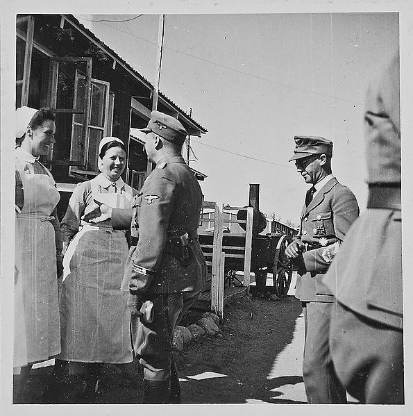 Josef Terboven og hans delegasjon hilser på frontsøstre ved Soldatenheim i Finland, 1942. Foto.