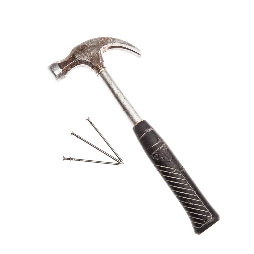 Hammer og spiker. Foto.