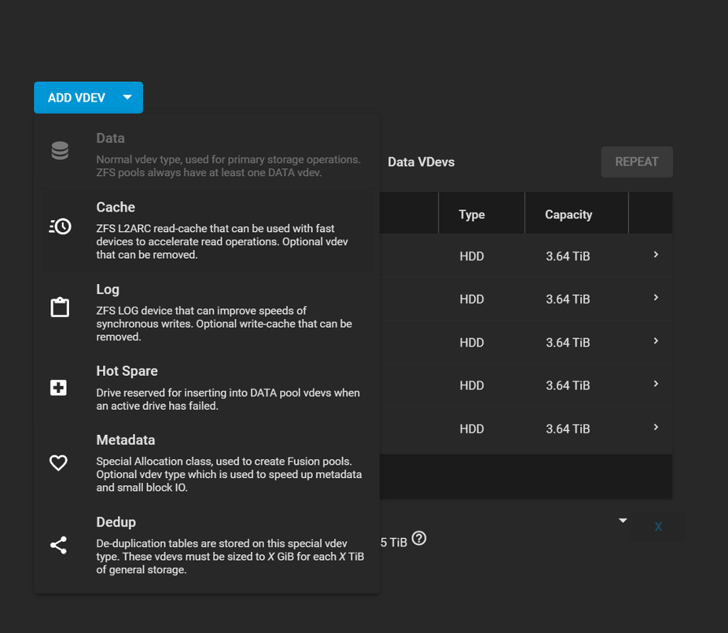 Utklipp som viser undermeny til "ADD VDEV"-knapp. Vala i undermenyen er Cache, Log, Hot Spare, Metadata og Dedup. Øvst står det Data, men dette alternativet kan ikkje veljast. Skjermbilete.