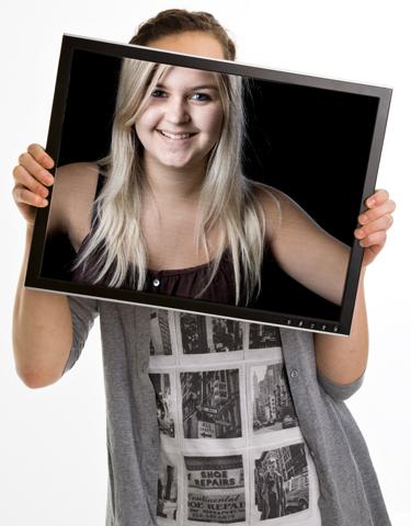 Person som holder en TV-skjerm med bilde av en jente. Foto.