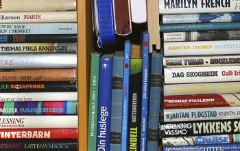 Nærbilde av en stabel med bøker. Foto. 