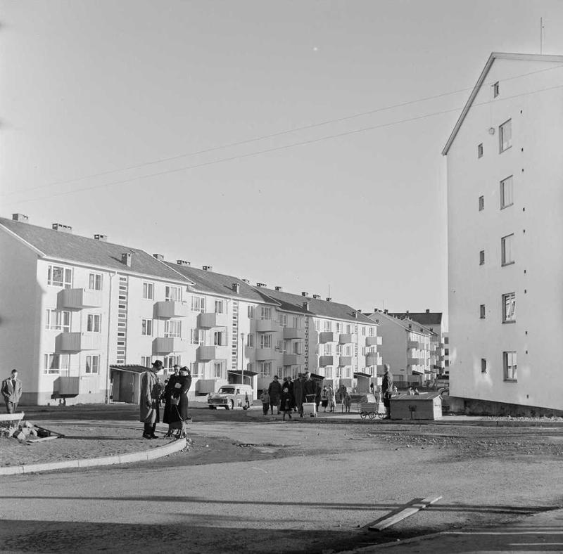 Mennesker som er ute mellom boligblokkene i drabantbyen Lambertseter i 1958. Foto.